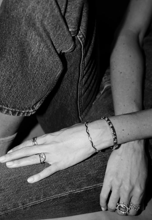RANKE armbånd fra Stensgaard med marquiseformede diamanter placeret langs organiske kurver i højpoleret gulguld.