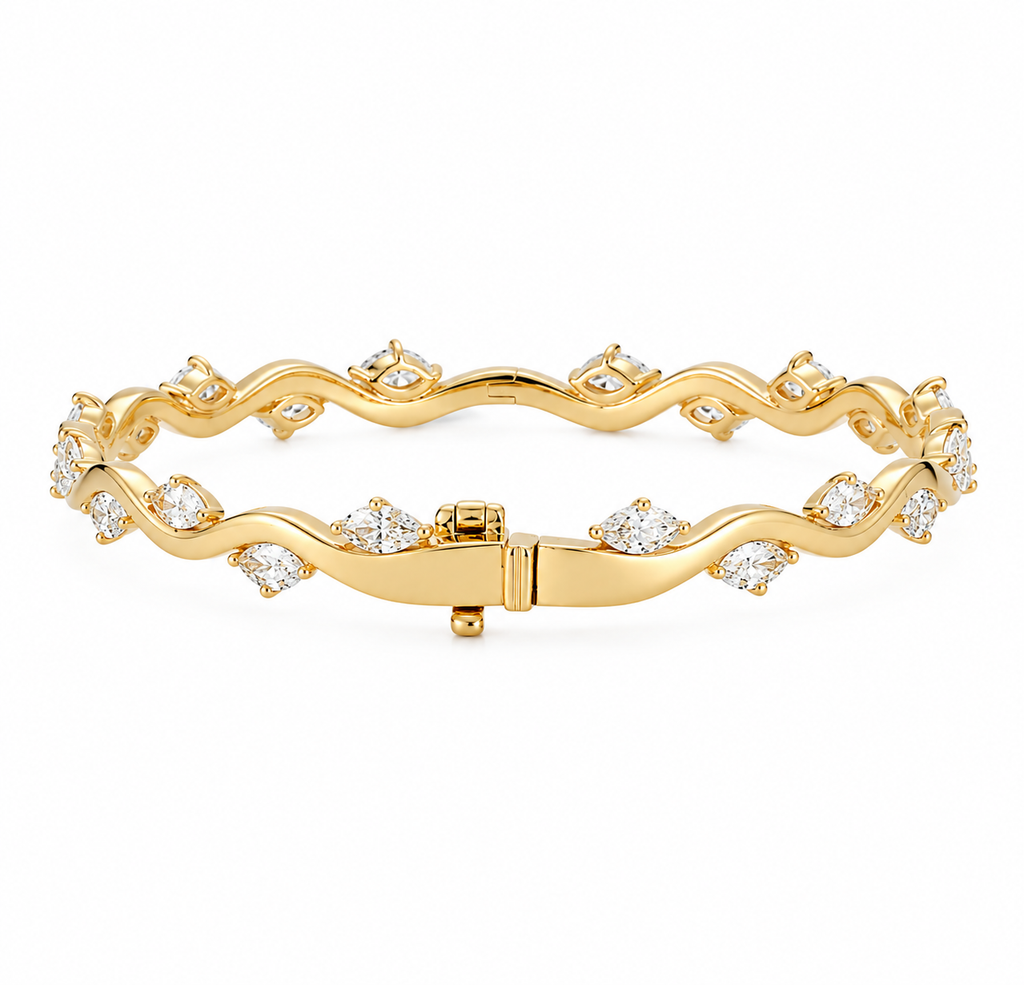 Nærbillede af RANKE diamantarmbånd med marquiseformede diamanter og bølgende gulddetaljer.