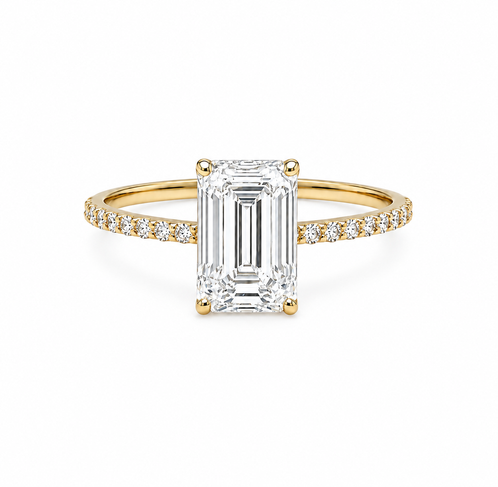 KLAR diamantring fra Stensgaard i 14 karat gulguld med 1,90 ct. emerald-cut lab-grown diamant og diamantbesat ringskinne.