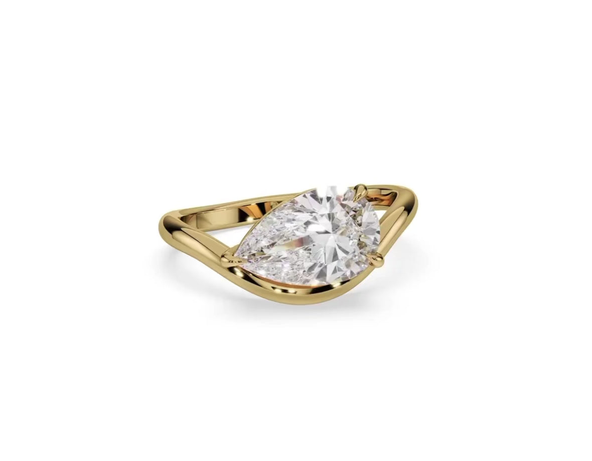 Se SVAJ diamantringen fra alle vinkler. En 360-graders præsentation af den pæreformede diamant, den elegante fatning og ringens skulpturelle design i gulguld.